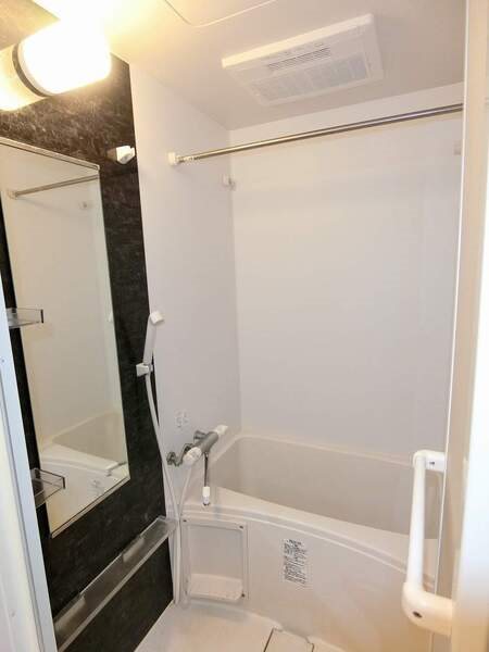 バス・シャワールーム　浴室乾燥機能付きです。