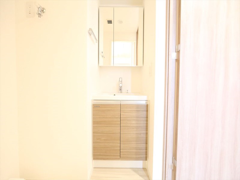 洗面設備　脱衣所　独立洗面台（シャンプードレッサー付）収納スペース有