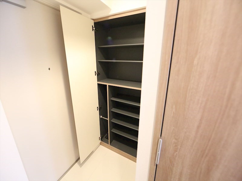 玄関　玄関　シューズボックス付（収納充実してます）