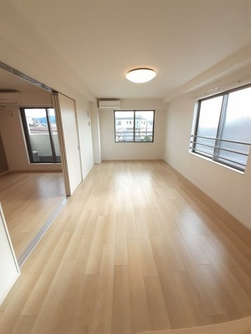 居室・リビング　【Ｉ・ＶＩＬＬＡＧＥ大手町　Ａ】ゆったり過ごせるリビングです