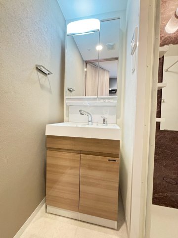 洗面設備　1004号室のモデルルームのお写真となります。ご参考までにご