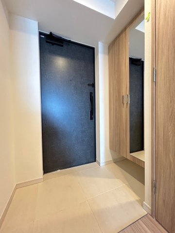 玄関　1004号室のモデルルームのお写真となります。ご参考までにご