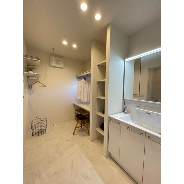 洗面設備　洗面所内に家事用のカウンターを設置しまし