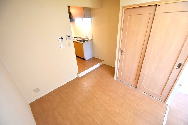 居室・リビング　広々洋室10.6帖・1R