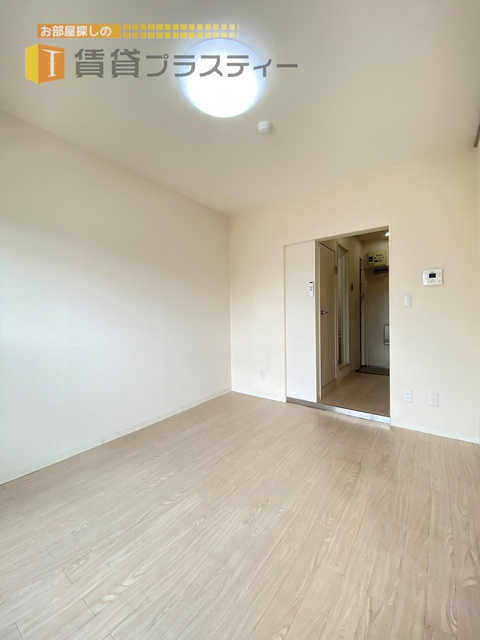 居室・リビング　ホワイトを基調とした清潔感のあるお部屋。。