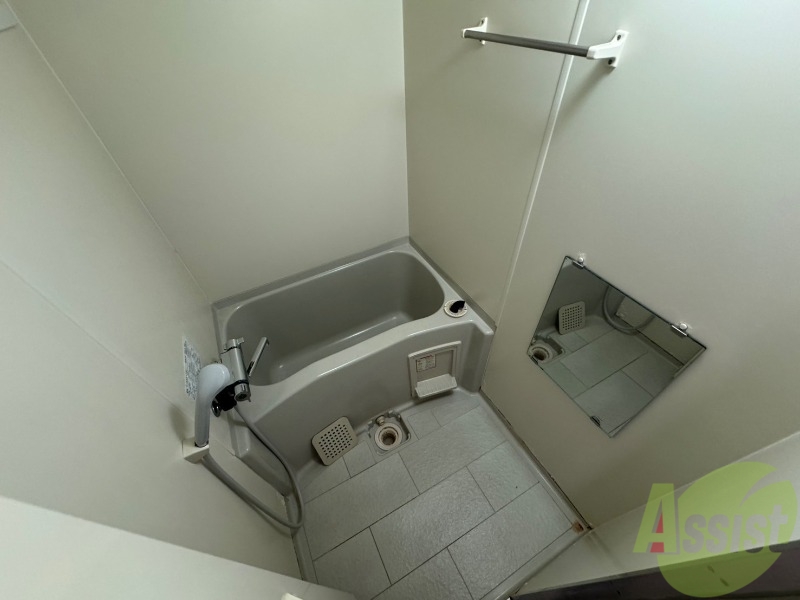 バス・シャワールーム　バスルームは狭すぎず、シャワーも浴びやすそうです。