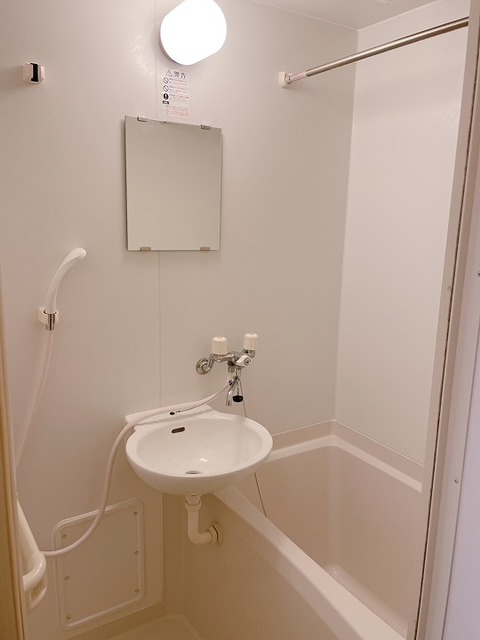 バス・シャワールーム　同タイプ物件の為、形状や間取寸法、色調等が実際とは異なります