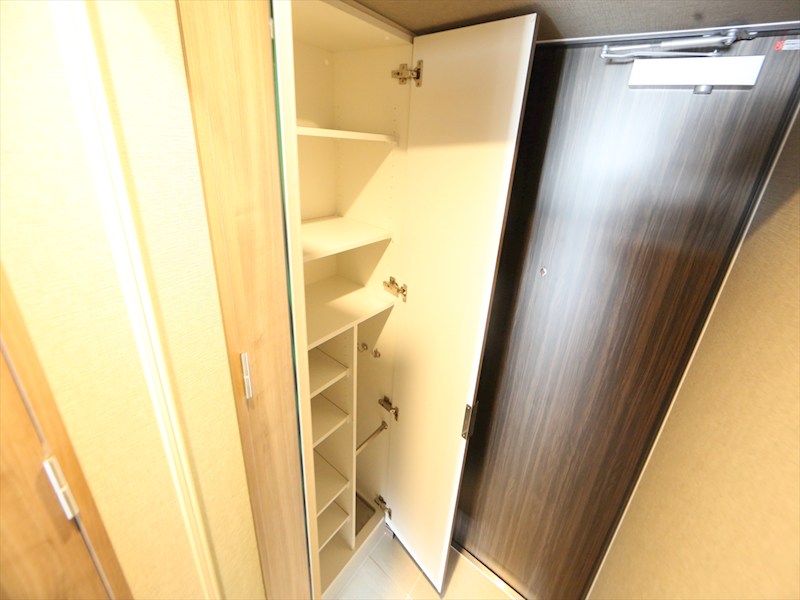 玄関　玄関　シューズボックス付（収納充実してます）