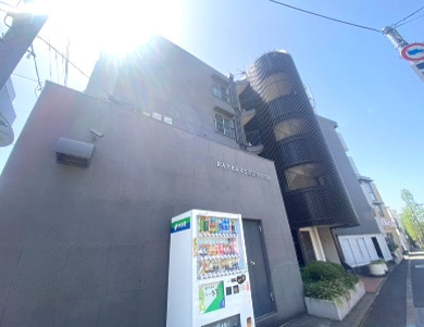 建物外観　鉄筋コンクリート造のがっちりとした建物。