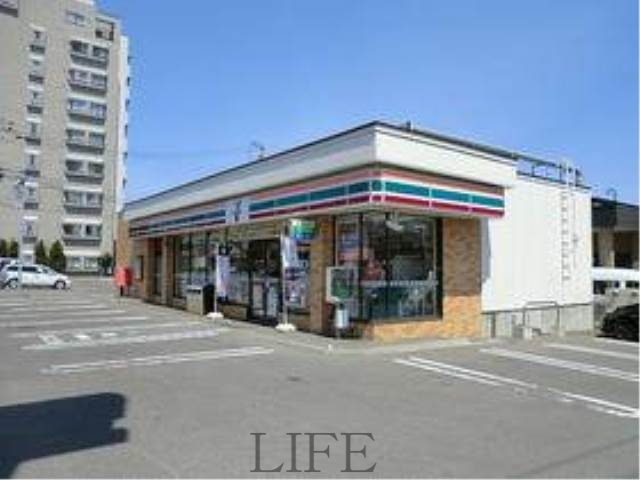 コンビニ　セブンイレブン札幌月寒東3条店（コンビニ）まで218m