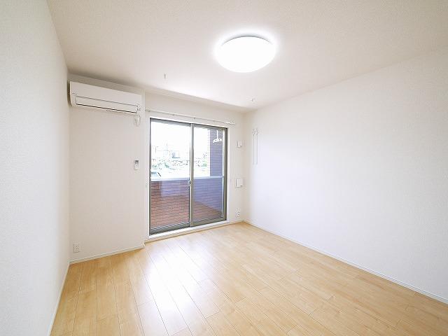 その他部屋・スペース　落ち着いた色調の寝室です