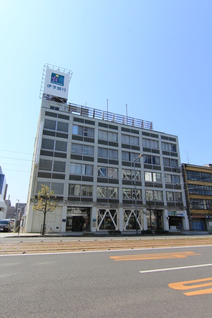 銀行　伊予銀行松山駅前支店（銀行）まで800m