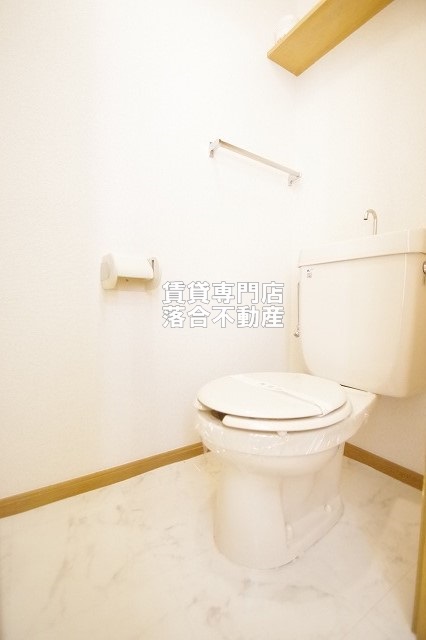 トイレ　落ち着いた色調のトイレ