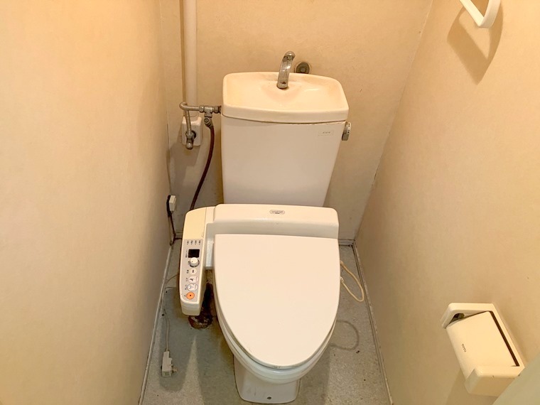 トイレ　温水洗浄便座付きのトイレ