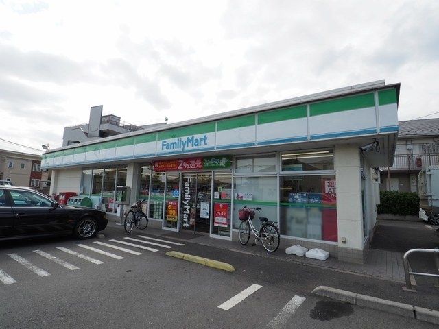 コンビニ　ファミリーマート草加稲荷店（コンビニ）まで738m