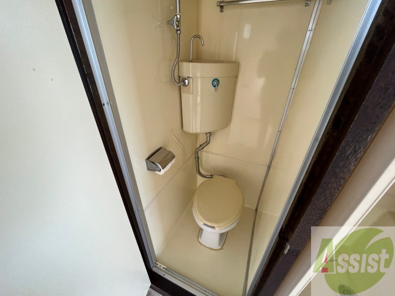 トイレ　ユニットバス内のトイレです。一人暮らしなら十分ですね。