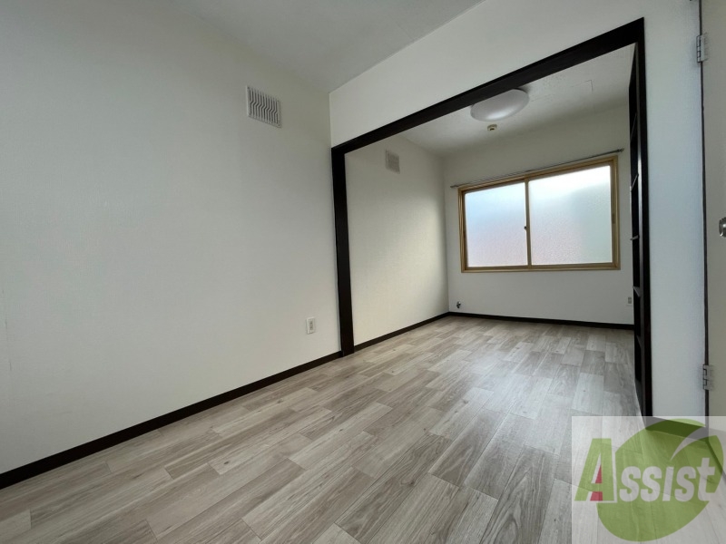 その他部屋・スペース　寝室はこちらです。光が差し込む、温かみのあるお部屋です。