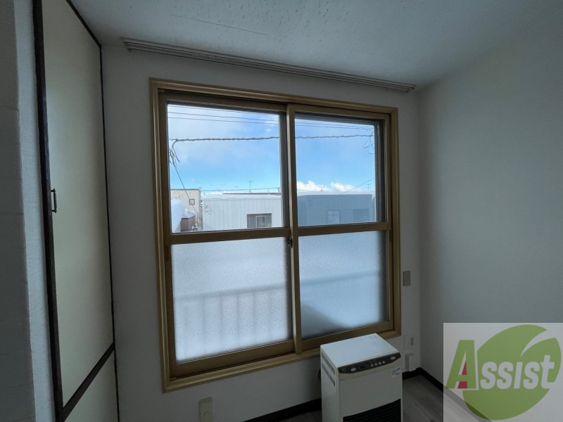 バルコニー　窓には安全対策の柵が付いているので安心ですね。