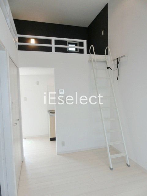 居室・リビング　ロフト付で開放感のある洋室です。