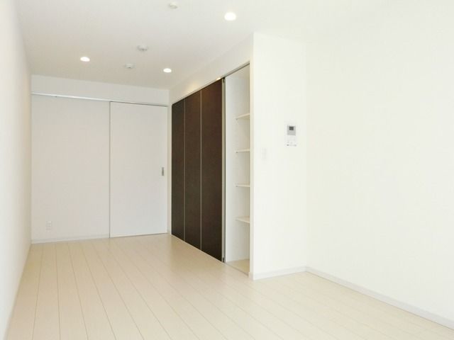 その他部屋・スペース　白基調の明るい居室