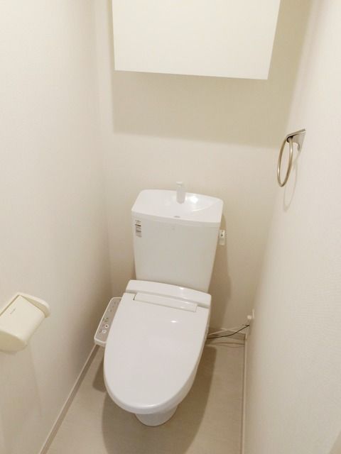 トイレ　収納棚付き