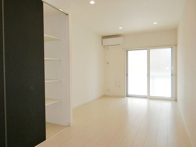 居室・リビング　広々とした約9帖の洋室です