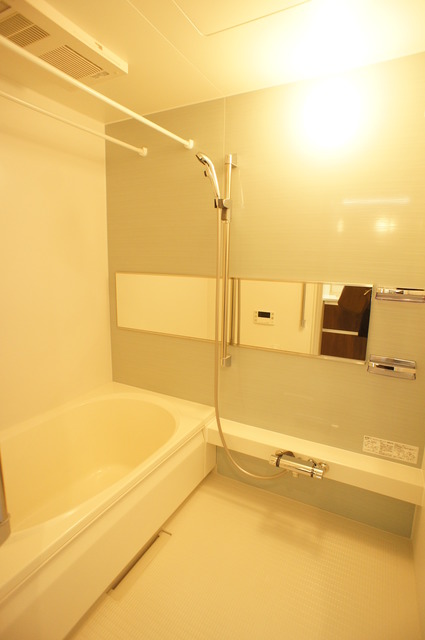 バス・シャワールーム　追焚機能と浴室乾燥機付きの快適なバスルームです