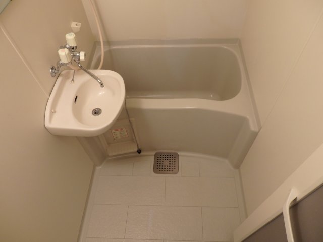 バス・シャワールーム　コンパクトで使いやすいお風呂です