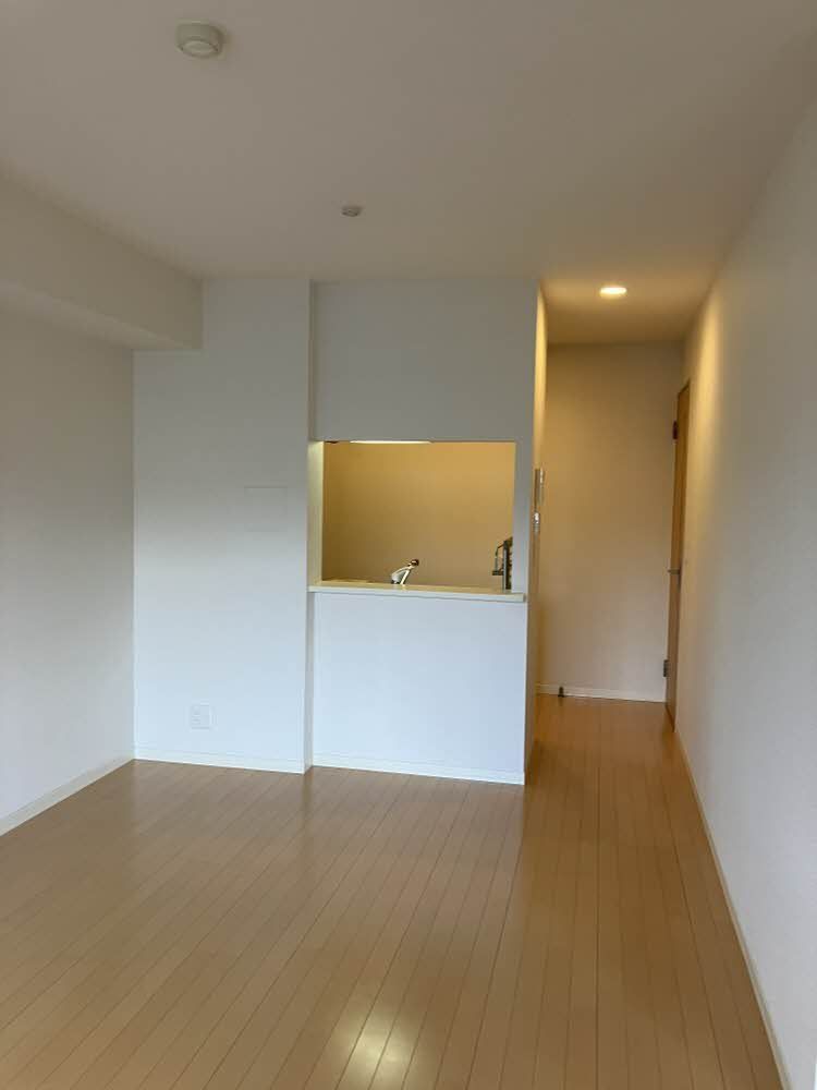 居室・リビング　白を基調とした壁紙で明るい雰囲気ですね！