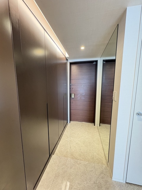 玄関　※クリーニング前の写真です