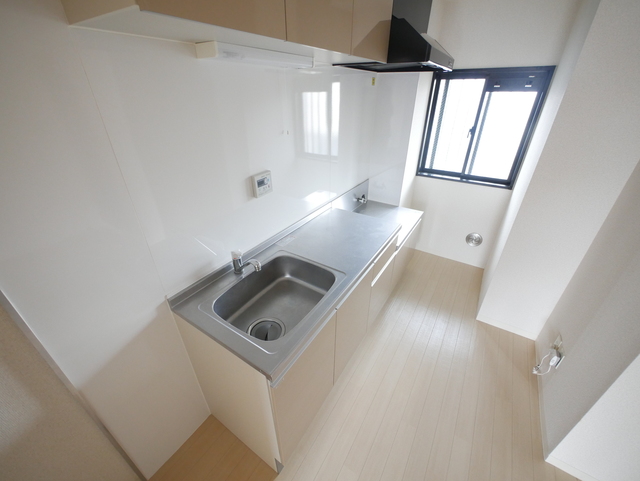 キッチン　★キッチンにも窓がある明るいお部屋です★