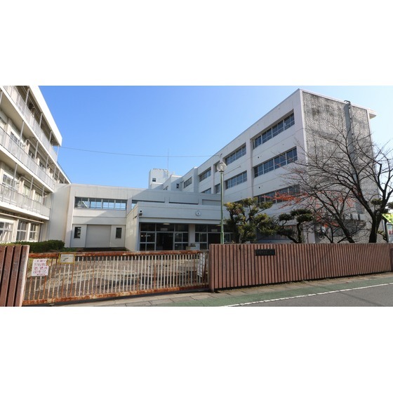 小学校　行田市立西小学校（小学校）まで865m