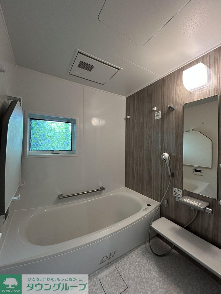 バス・シャワールーム　浴室乾燥機付きバス、窓付きで換気良好