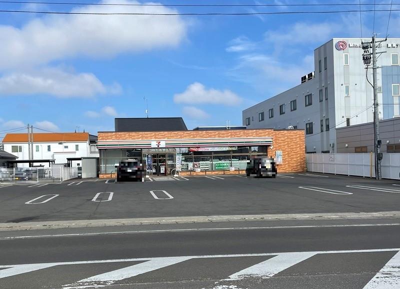 コンビニ　セブンイレブン弘前代官町店（コンビニ）まで166m
