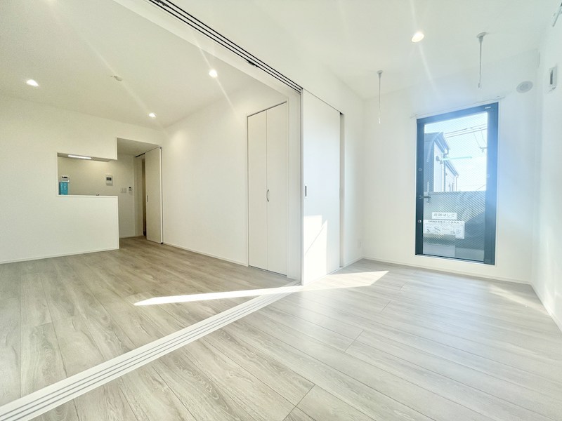 居室・リビング　ＬＤＫ8.3帖　洋室4.8帖　つなげても仕切っても使えます