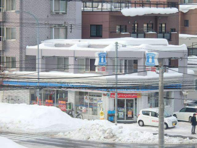 コンビニ　ローソン（コンビニ）まで298m