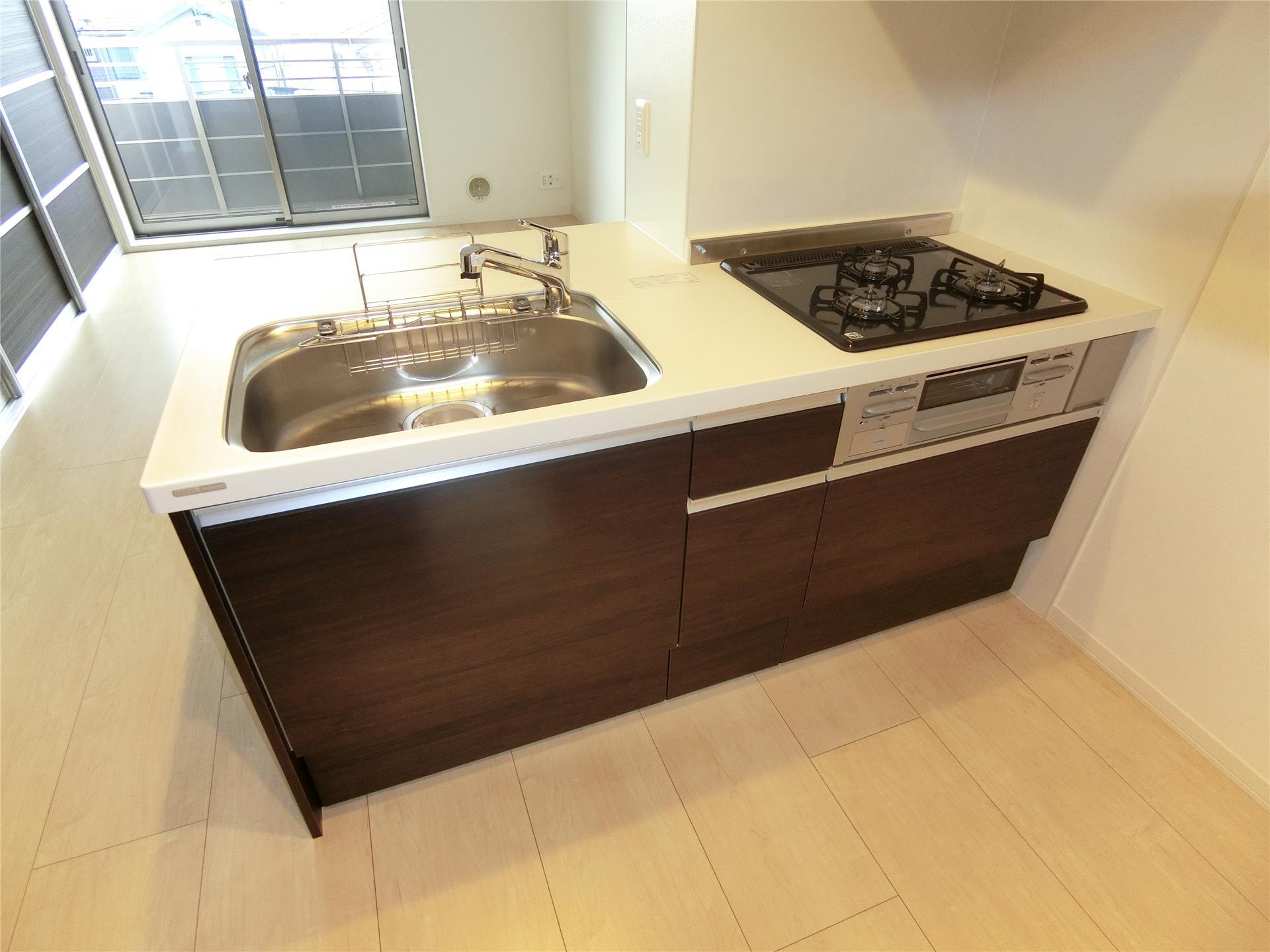 キッチン　3口フラットコンロ付きのシステムキッチン♪（同仕様画像）