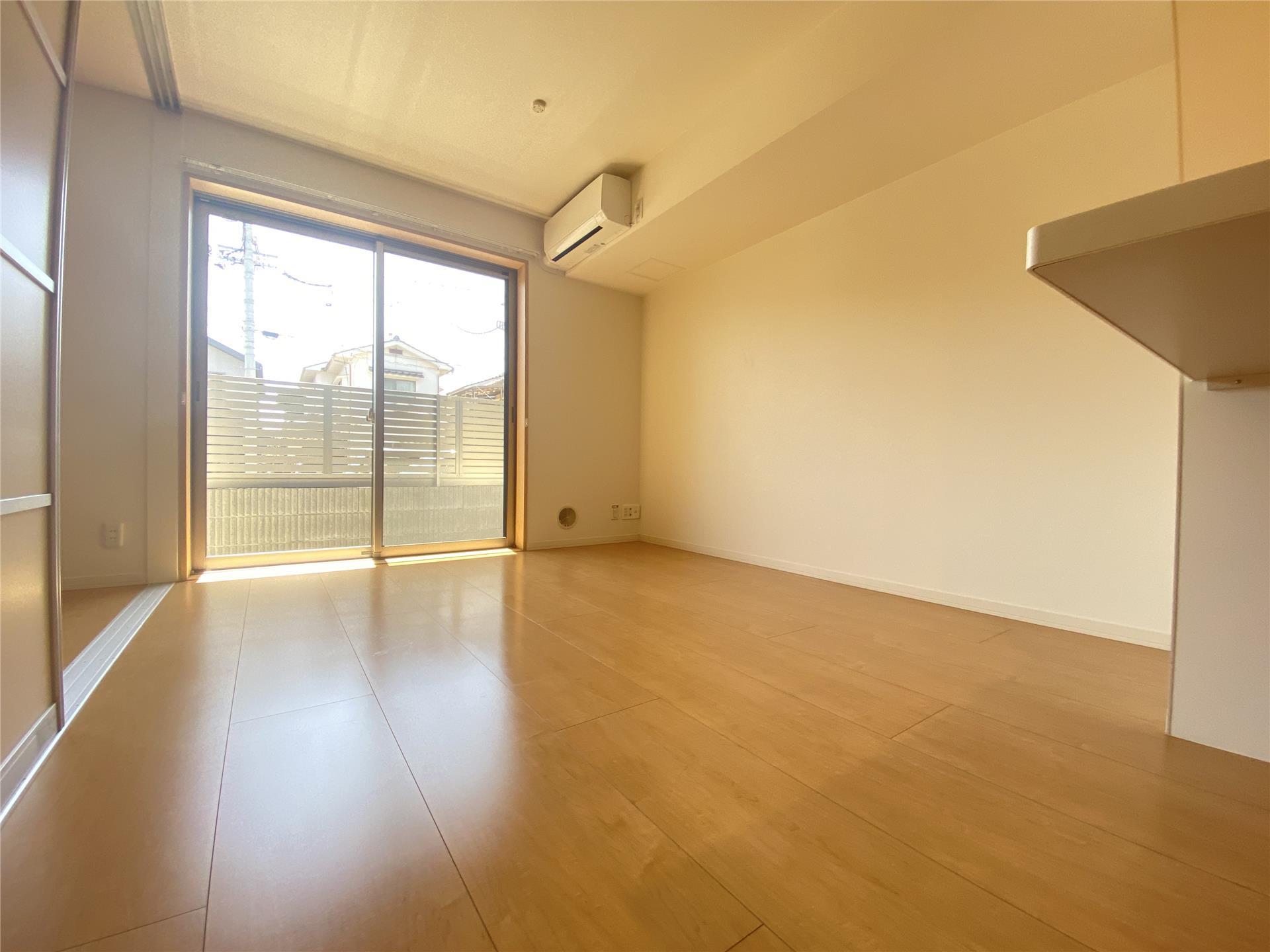 居室・リビング　人気の対面式キッチンのゆったりとしたリビング10.5帖♪（同