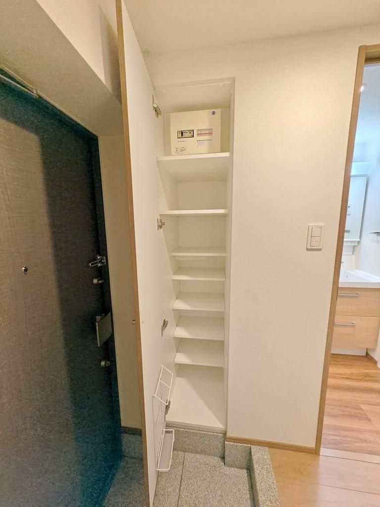 玄関　収納もある玄関です