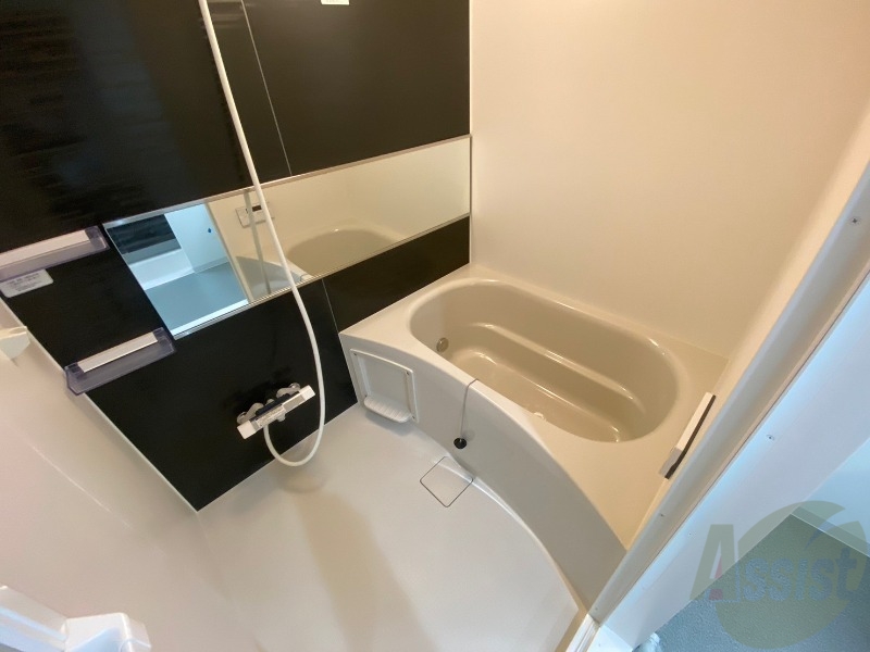 バス・シャワールーム　バスルームは狭すぎず、シャワーも浴びやすそうです。