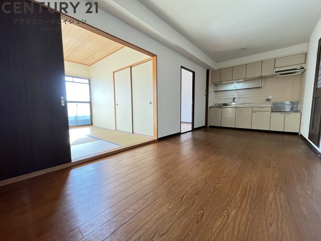 居室・リビング　床色が落ち着いた色合いで綺麗です♪