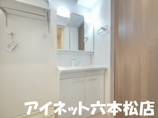 洗面設備　朝の支度はこちらでどうぞ。