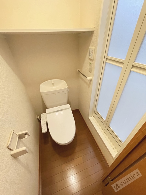 トイレ　人気アイテムの温水洗浄便座。清潔感のあるトイレです。