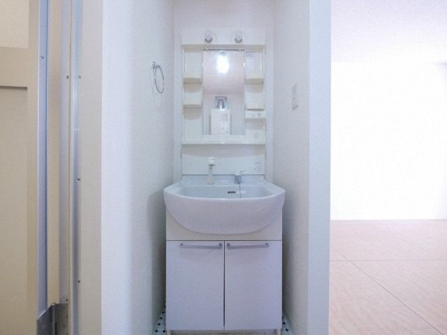 洗面設備　同物件・別部屋の写真です