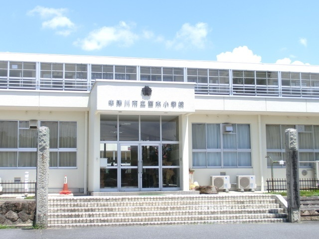 小学校　中津川市立苗木小学校（小学校）まで741m