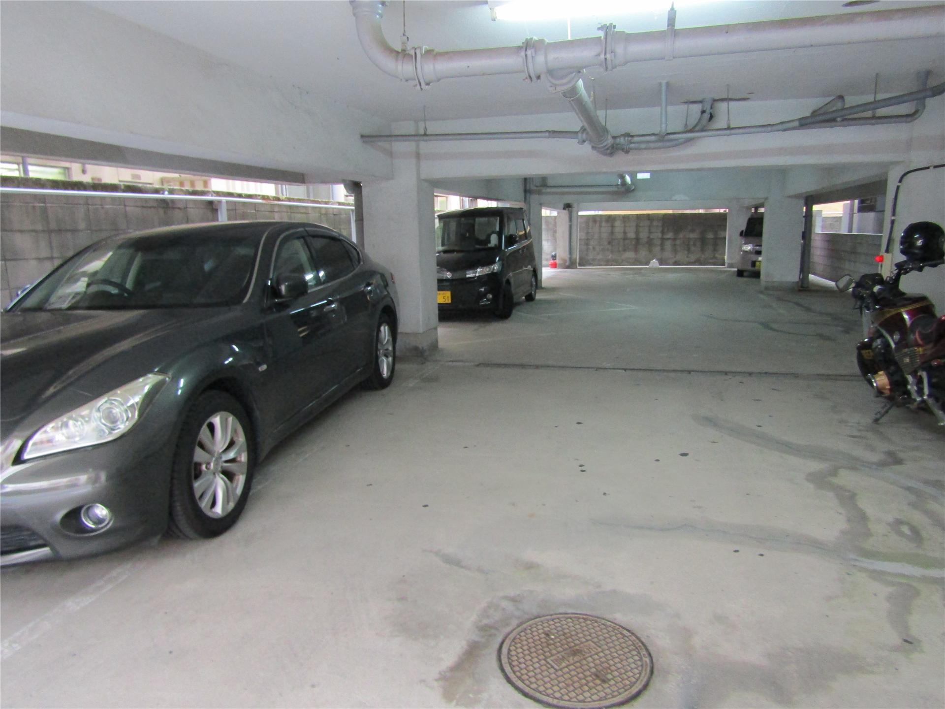 建物外観　敷地内駐車場