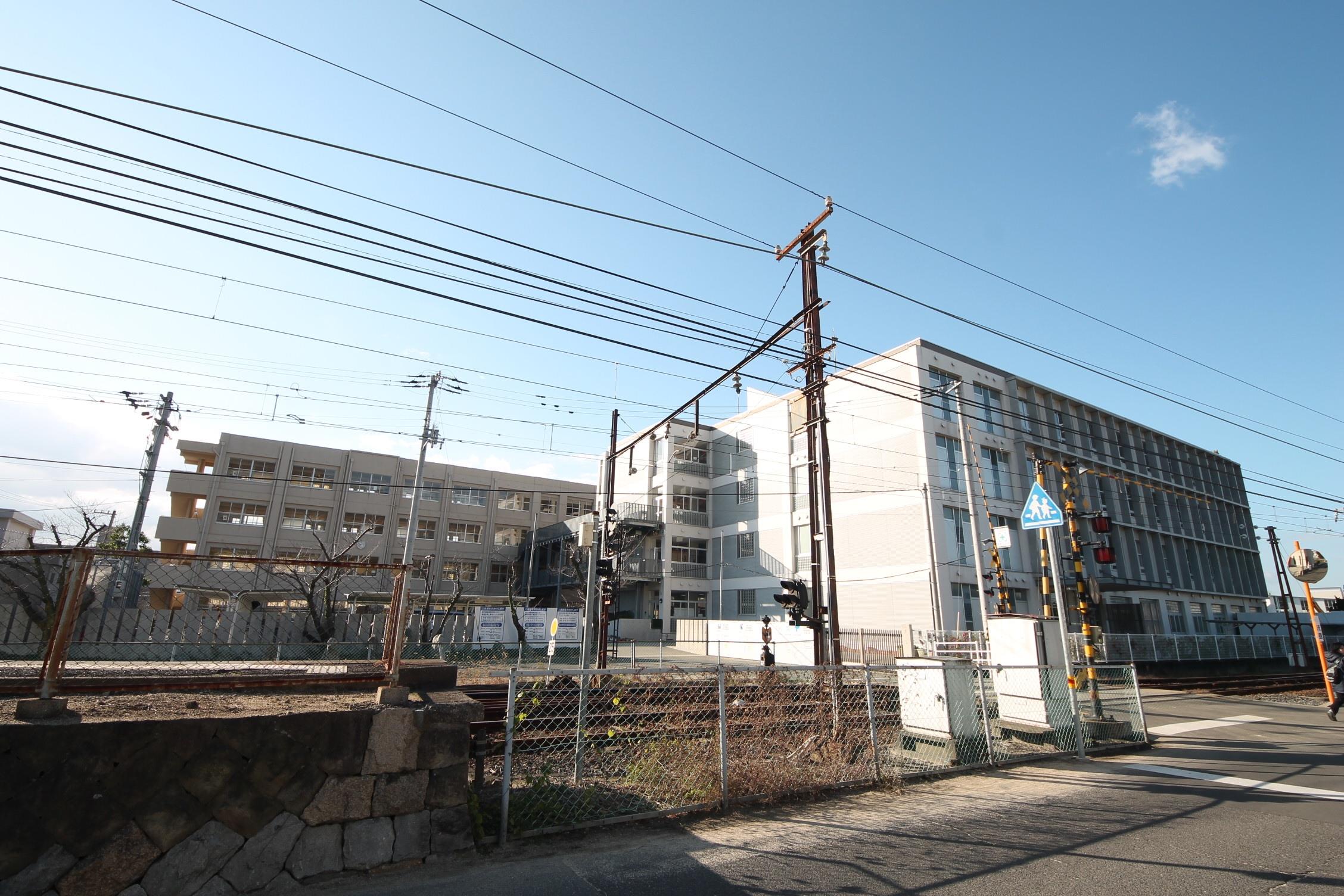 中学校　高松市立屋島中学校（中学校）まで412m
