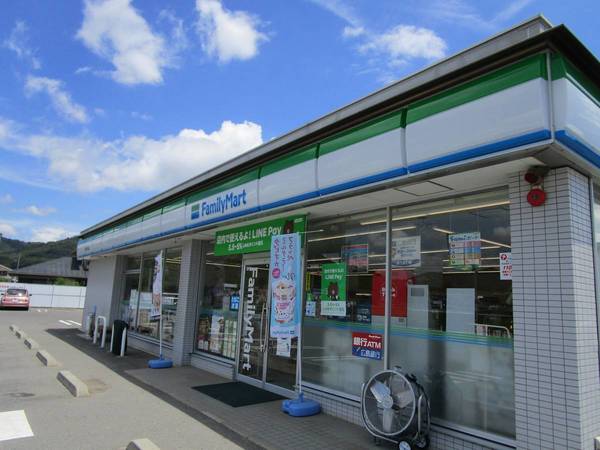 コンビニ　ファミリーマート万富（コンビニ）まで1100m