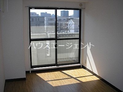 その他部屋・スペース　明るい洋室です。