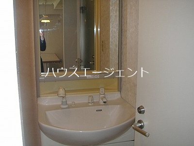 洗面設備　独立洗面台で嬉しいですね。